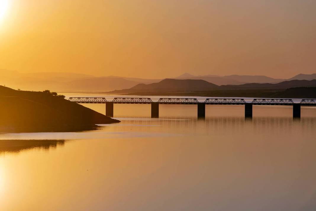 Gün batımı mı, tren mi daha güzel? Bu köprüde ikisi de var! 1986'dan beri ayakta, Fırat'ın incisi 13